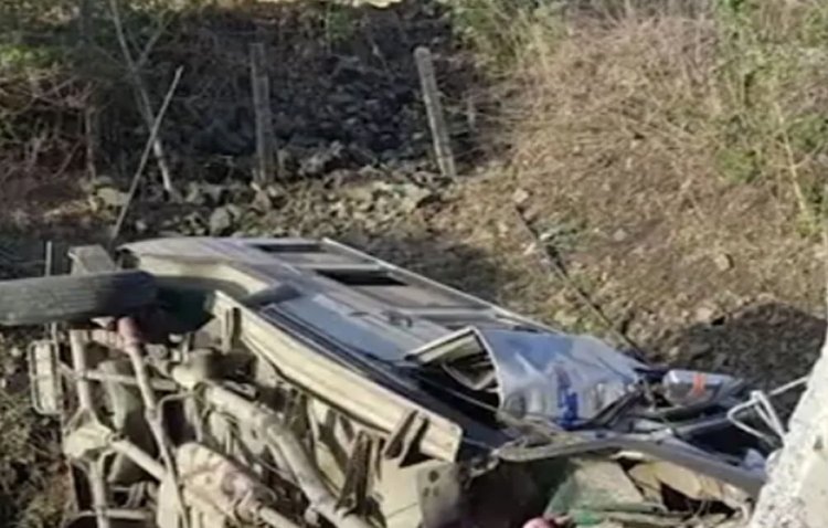 दर्दनाक हादसा : खाई में गिरी टेम्पो-ट्रैक्स, 6 की मौत