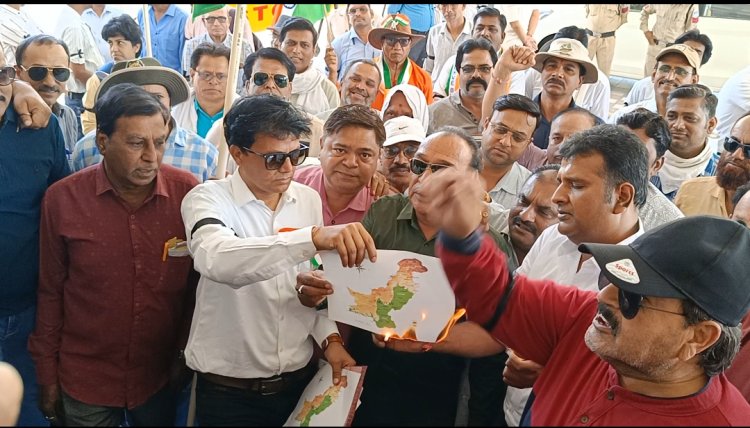 पहलगाम आतंकी हमला : रतलाम प्रेस क्लब सदस्यों ने पाकिस्तान मुर्दाबाद के नारे लगाते हुए निकाली रैली