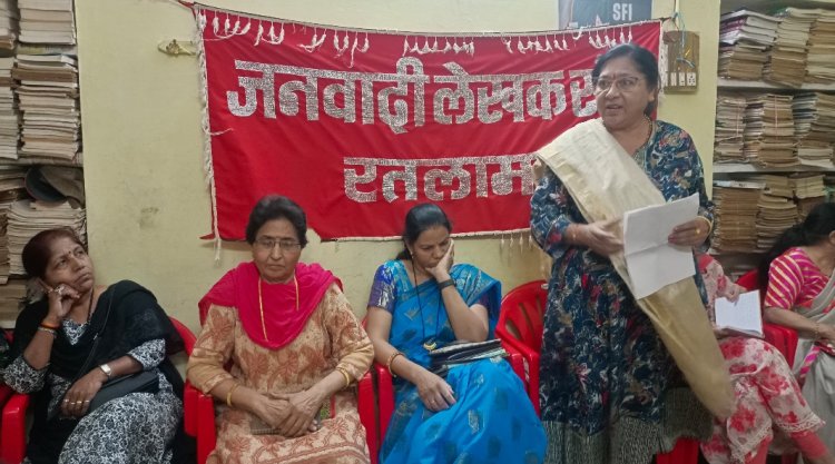 साहित्य सरोकार : कविता और स्त्री के अंतर्मन की परतें खोलना जितना सरल उतना ही जटिल