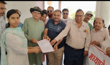 सामाजिक सरोकार : पत्रकार सुरक्षा कानून सहित अन्य मुद्दों को लेकर पत्रकारों ने की आवाज बुलंद, लगाए नारे, दिया ज्ञापन