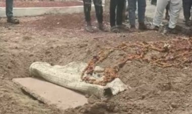 कब्र में खता : तीन महिला शव के साथ कब्र में कसूर, कफ़न भी अस्त व्यस्त