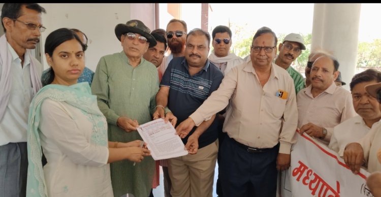 सामाजिक सरोकार : पत्रकार सुरक्षा कानून सहित अन्य मुद्दों को लेकर पत्रकारों ने की आवाज बुलंद, लगाए नारे, दिया ज्ञापन