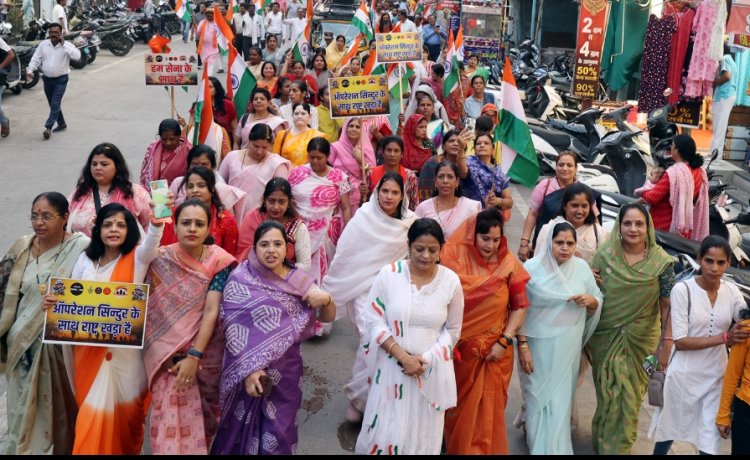 तिरंगा रैली में देश भक्ति के नारों से गूंजा रतलाम : हिन्दू, मुस्लिम, सिख, ईसाई, सभी धर्माे के धर्म गुरू शामिल हुए हाथ में तिरंगा थामकर