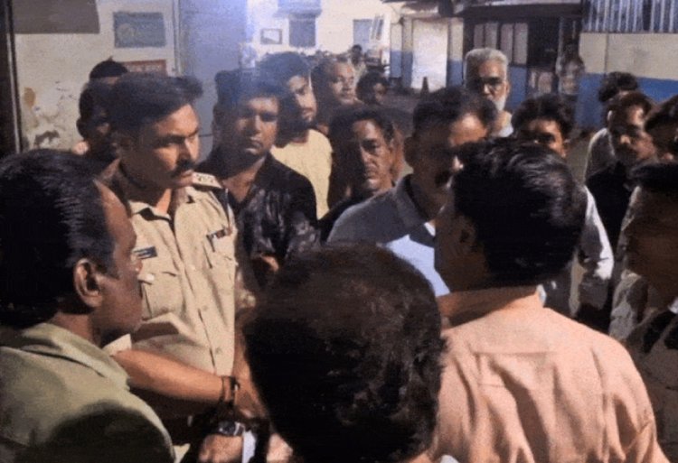 बाइक पर जा रहे शिक्षक से 4 लाख रुपए लूट कर जला दिया जिंदा