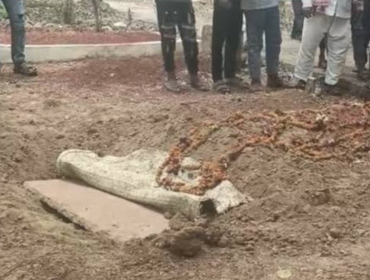 कब्र में खता : तीन महिला शव के साथ कब्र में कसूर, कफ़न भी अस्त व्यस्त