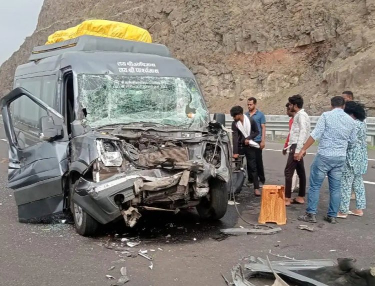 दुर्घटना : रतलाम 8 लेन पर आगे चल रहे ट्राले ने लगाया ब्रेक तो ट्रेवलर जा घुसी पीछे, 16 घायल