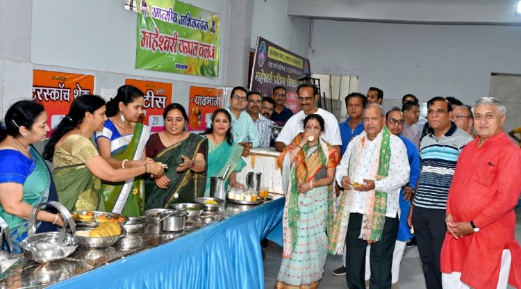 सामाजिक सरोकार : खान-पान के स्टॉल पर घूमते हुए सामग्रियों का स्वाद चख कर की प्रशंसा