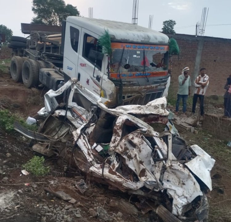 दर्दनाक हादसा : निर्माणाधीन ब्रिज के पास मोड़ पर सीमेंट से भरा ट्राला इको कार पर पलटा, 9 की मौत