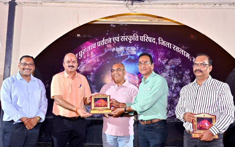 गुलाब चक्कर की कलात्मक एवं उत्कृष्ट फोटोग्राफी के लिए वरिष्ठ फोटोग्राफर हेमेंद्र उपाध्याय को किया सम्मानित