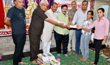 सामाजिक सरोकार : पाठ्य सामग्री पाकर खिले चेहरे विद्यार्थियों के