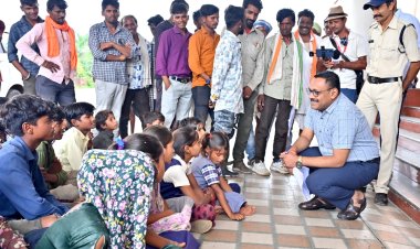 विद्यार्थी और सड़क : स्कूल पहुंच मार्ग की खस्ता हाल बताने के लिए विद्यार्थी पहुंचे कलेक्ट्रेट