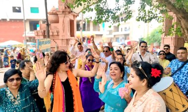 मेरी नजर से : गुजराती कॉलेज एलुमनी ने नाचते-गाते कृष्ण जन्मभूमि के किए दर्शन, रहन सहन और कृष्ण की बाल लीलाओं को जाना और समझा