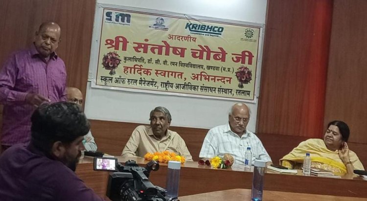 साहित्य सरोकार : मनुष्यता की रहनुमाई करती है कविता : श्री चौबे