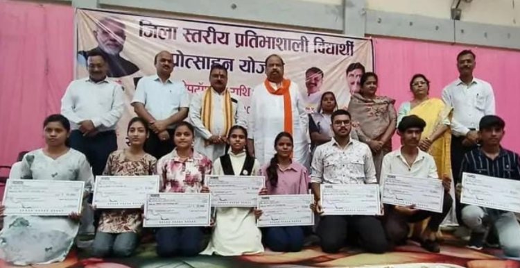 सामाजिक सरोकार : लेपटॉप के माध्यम से छात्र-छात्राएं नवीन तकनीकों से  होंगे परिचित