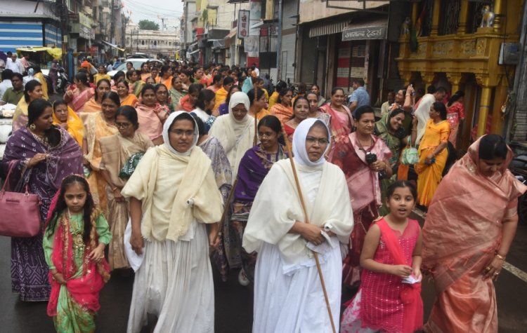 धर्म संस्कृति : साध्वी श्री शाश्वत प्रिया श्रीजी म.सा. आदि ठाना का चातुर्मास के लिए भव्य मंगल प्रवेश हुआ नीमवाला उपाश्रय में