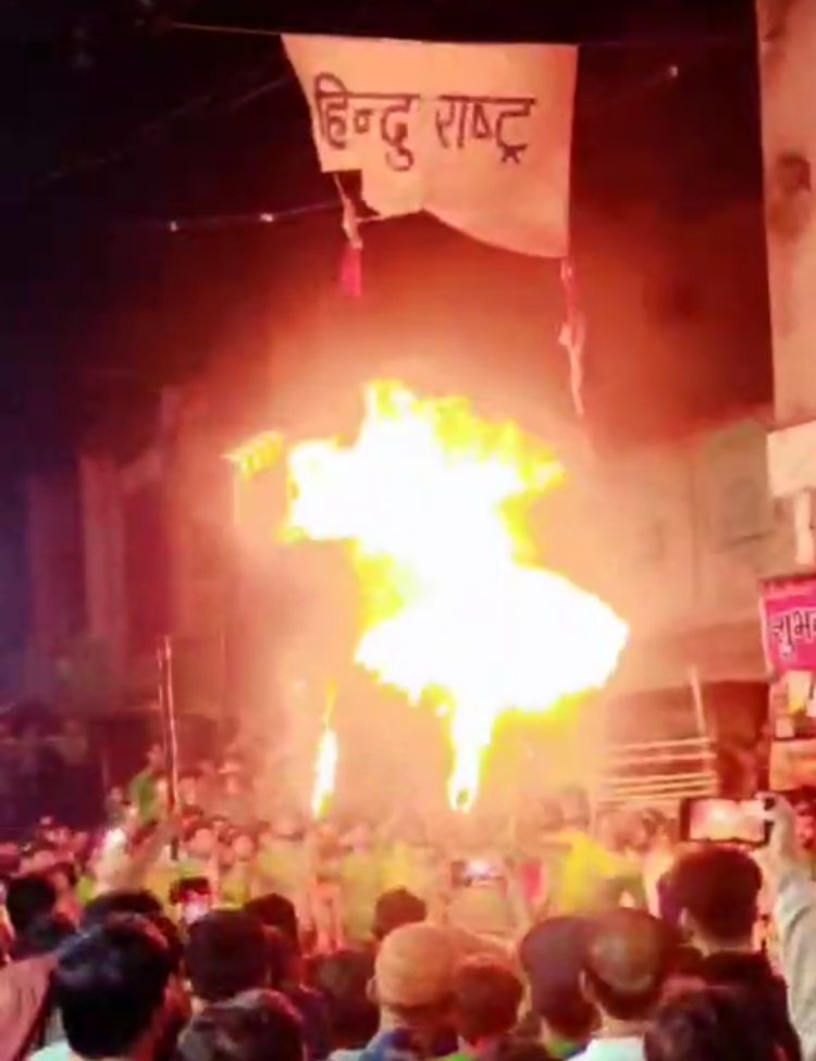 हरकत : मोहर्रम जुलूस के दौरान हिंदू राष्ट्र का जलाया बैनर