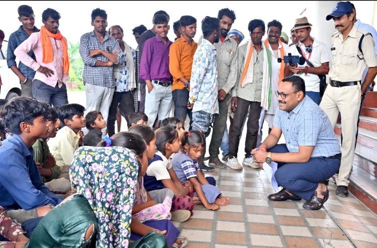 विद्यार्थी और सड़क : स्कूल पहुंच मार्ग की खस्ता हाल बताने के लिए विद्यार्थी पहुंचे कलेक्ट्रेट