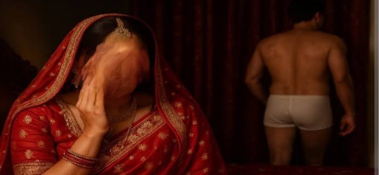 ऐसी सुहागरात : दूल्हा दुल्हन कमरे में थे, कुछ देर बाद दूल्हा कच्छे में भाग गया कमरे से