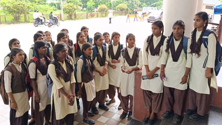 स्थितियां चिंताजनक : छात्रावास में एक लीटर दूध में 70 छात्राओं की चाय, कीड़े वाली दाल, अधपकी रोटियां, सोने को बिस्तर नहीं, हरी सब्जी कभी बनी नहीं