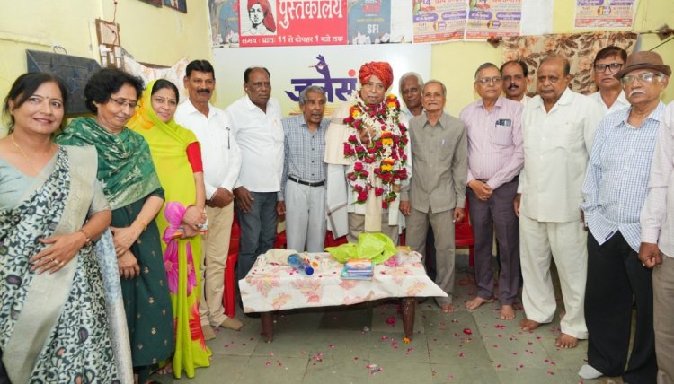 साहित्य सरोकार : रचनाकार को गढ़ता है उसका परिवेश