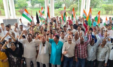 कांग्रेस का प्रदर्शन : सेना का अपमान करने वाला नहीं करेगा झंडा वंदन, विजय शाह वापस जाओ के नारों से गूंजा कलेक्ट्रेट