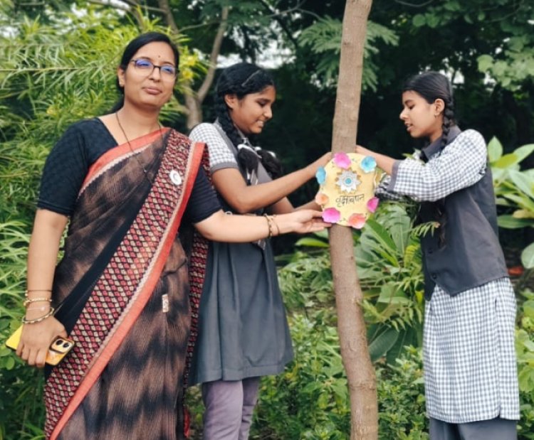 सामाजिक सरोकार : विद्यार्थियों ने स्कूल परिसर के पेड़ों को अपने हाथों से निर्मित राखियां बांधकर लिया उनकी सुरक्षा का संकल्प 