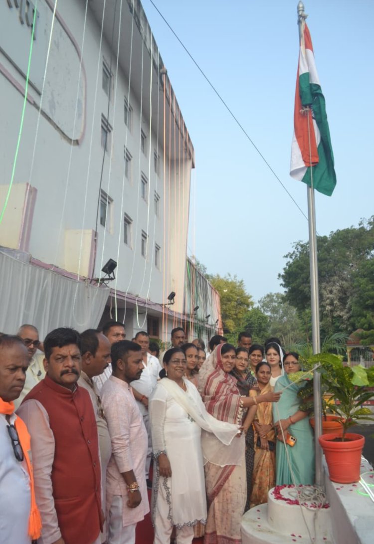 नगर निगम भवन पर ध्वजारोहण किया निगम अध्यक्ष मनीषा शर्मा ने