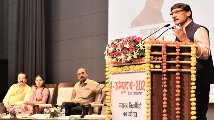 एमसीयू सत्रारंभ कार्यक्रम 'अभ्युदय' का दूसरा दिन : मानवीय गुण बहुत बुनियादी, एआई जैसी तकनीकें नहीं कर सकेंगी इसका मुकाबला