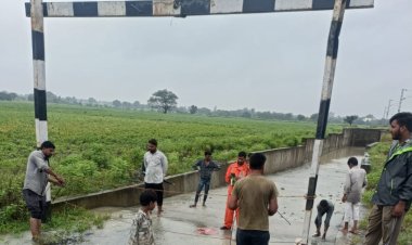 रेलवे की लापरवाही से बारिश में गांववासी हो गए कैद, किसी की सेहत पर बन आती तो नहीं बचती जान