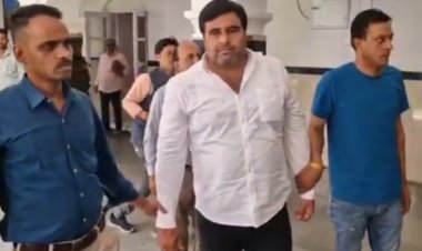 लोकायुक्त की कार्रवाई : एक लाख की रिश्वत मांगने वाले पंचायत सचिव महेश को रिश्वत लेते हुए किया गिरफ्तार