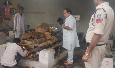 सामाजिक सरोकार : प्रतीक्षालय में आ गई मौत, नहीं मिले परिजन, लावारिसमान किया अंतिम संस्कार 