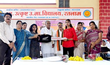 शिक्षा सरोकार : नगर के 8 शासकीय हायर सेकंडरी विद्यालयों के कुल 13 प्रतिभाशाली विद्यार्थियों को स्कूटी की चाबियाँ सौंपी
