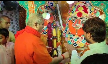 धर्म संस्कृति : ब्रह्म मुहूर्त में प्राचीन शक्ति पीठ श्री कालिका माता मंदिर में पूजन अर्चन के साथ नवरात्रि महोत्सव शुरू