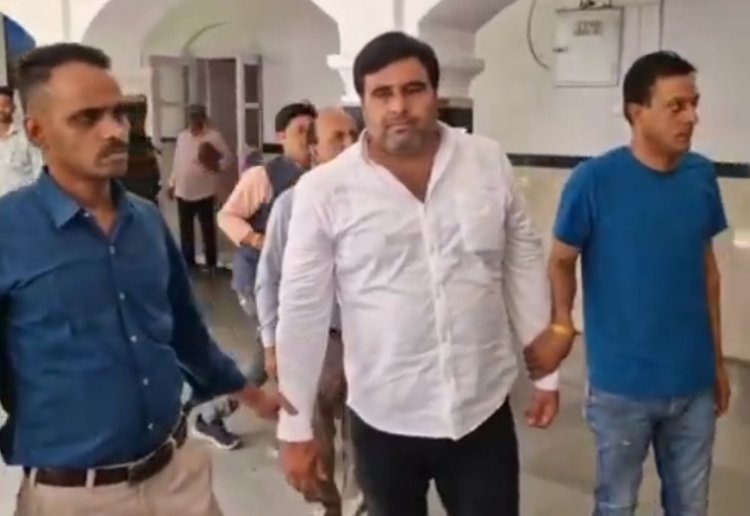 लोकायुक्त की कार्रवाई : एक लाख की रिश्वत मांगने वाले पंचायत सचिव महेश को रिश्वत लेते हुए किया गिरफ्तार