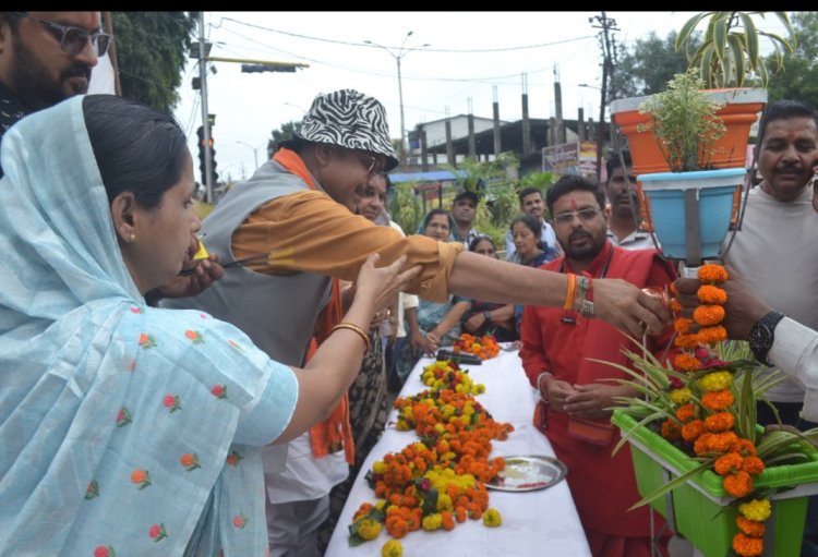 सामाजिक सरोकार : चेतक ब्रीज व पावर हाउस रोड डिवाईडरों पर हरे-भरे पौधो के गमले लगाने का हुआ श्री गणेश