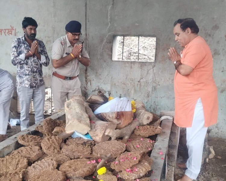 सामाजिक सरोकार : श्राद्ध पक्ष में दिव्यांग भिक्षुक का किया अंतिम संस्कार