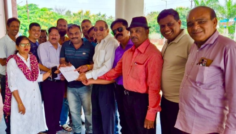 पत्रकार कल्याण बीमा योजना निशुल्क करने सहित अन्य मांगों को लेकर पत्रकारों ने मुख्यमंत्री के नाम सौंपा ज्ञापन 