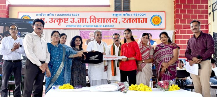 शिक्षा सरोकार : नगर के 8 शासकीय हायर सेकंडरी विद्यालयों के कुल 13 प्रतिभाशाली विद्यार्थियों को स्कूटी की चाबियाँ सौंपी
