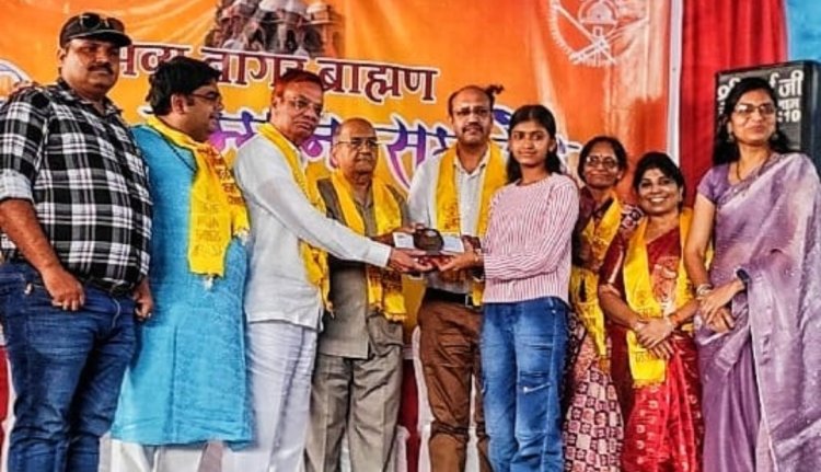 सामाजिक सरोकार : नागर ब्राह्मण समाज के प्रतिभावान का किया सम्मान, सेवानिवृत्त का अभिनंदन