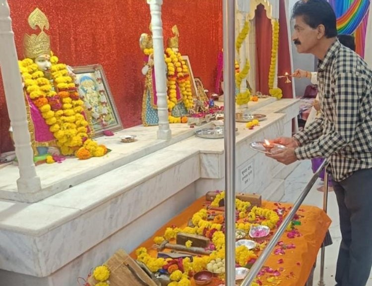 धर्म संस्कृति : भगवान श्री विश्वकर्मा जी एवं औजारों का किया पूजन 