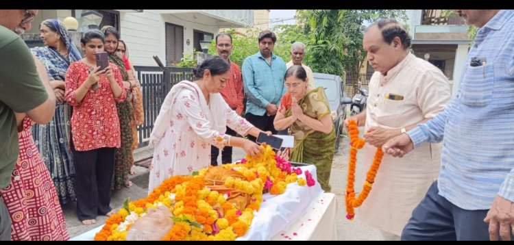 गार्ड ऑफ ऑनर  के साथ रतलाम का पहला देहदान डॉ. रवि दिवेकर परिवार का