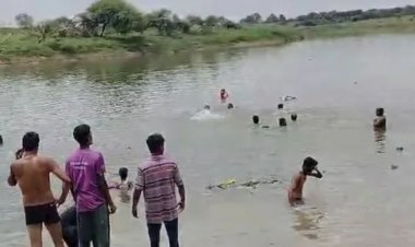 हादसा : प्रतिमा विसर्जन के दौरान हुआ हादसा, ट्रैक्टर गिरा नदी में