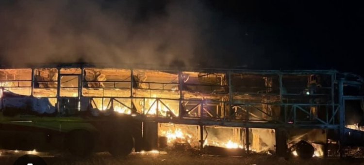 दर्दनाक हादसा : चलती बस में लगी आज जिंदगी के लिए छटपटाते रहे लोग जल मरे 20 से अधिक जिंदा