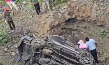 दर्दनाक हादसा : तेज रफ्तार कार एट लाइन से नीचे गिरी, 5 की मौत