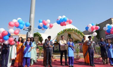 रतलाम रेलवे स्टेशन का शताब्दी वर्ष समारोह : आकर्षक फूलों एवं रंगों की रंगोली, शताब्दी गीत और गुजराती लोक नृत्य की प्रस्तुति ने मनमोहा