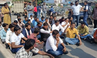 घटना के बाद आक्रोश : बोधी इंटरनेशनल स्कूल के बाहर धरना प्रदर्शन, मुर्दाबाद के लगे नारे, कई बार उठे गेट पर ताला लगाने