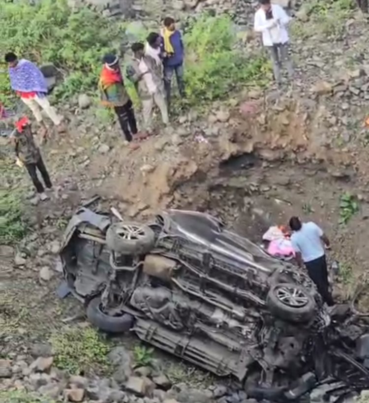 दर्दनाक हादसा : तेज रफ्तार कार एट लाइन से नीचे गिरी, 5 की मौत