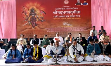 ... ओर ऐसा सबक : पार्टी से जुड़े पदाधिकारी को उच्च आसन, धर्म से जुड़े 15वें अध्याय का पाठ करने वाले का चरणों में आसन