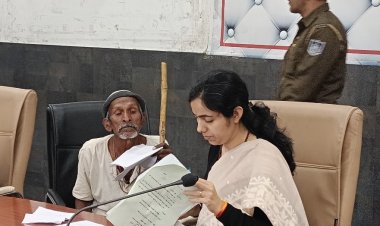 जन सुनवाई में संवेदनशीलता : लेकिन उन्होंने खड़े खड़े बुजुर्ग की सुनी समस्या, दिए निर्देश