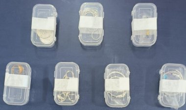 चोरी किए गए सामान के साथ आरोपी मोनु जुगाड़ पुलिस की गिरफ्त में